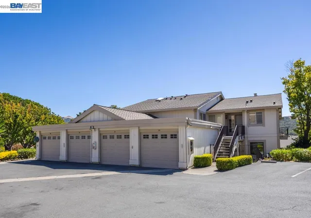 Listing Photo 1 - Condo for sale in building located at 1985 Cactus Ct, Walnut Creek, CA 94595 - Unit #3
