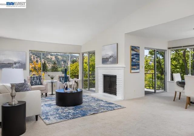 Listing Photo 3 - Condo for sale in building located at 1985 Cactus Ct, Walnut Creek, CA 94595 - Unit #3