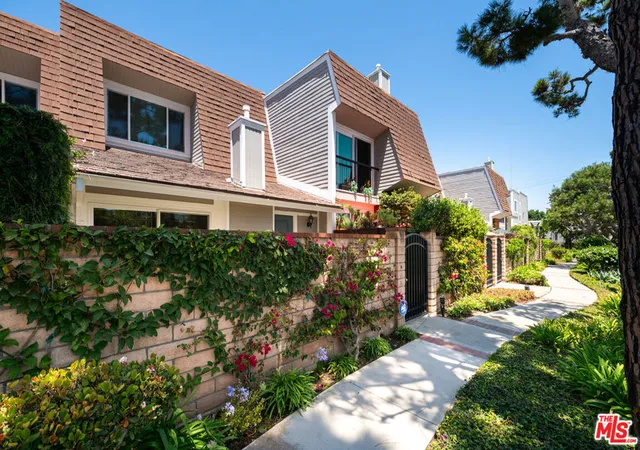 Photo 2 of Condo for sale at 13011 Mindanao Way #4, Marina Del Rey, CA 90292 | MLS# 26871481 | Listing updated on 2026-10-09