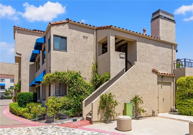 Photo 3 of Condo for sale at 3211 Anne, Huntington Beach, CA 92649 | MLS# OC26176810 | Listing updated on 2026-09-27
