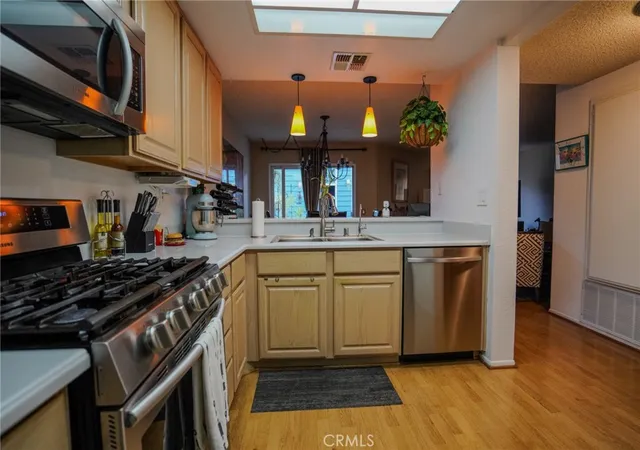 Listing Photo 5 - Condo for sale in building located at 15735 Nordhoff, Los Angeles, CA 91343 - Unit #26