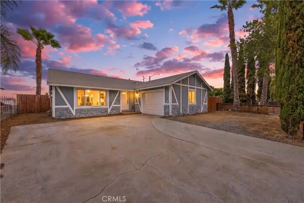 Photo 1 of Single family home for sale at 560 W Los Angeles Dr, Vista, CA 92083 | MLS# OC26177054 | Listing updated on 2026-10-15
