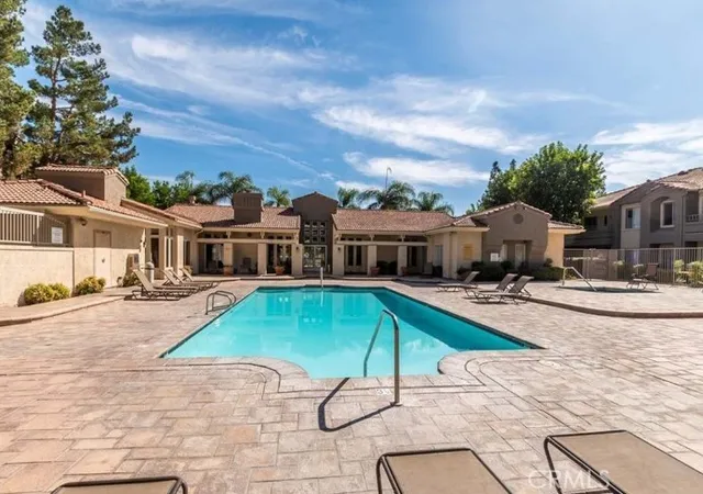 Listing Photo 2 - Condo for sale in building located at 1030 Vis Del Cerro Dr, Corona, CA 92879 - Unit #104