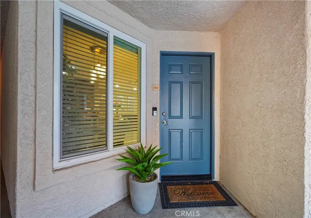 Listing Photo 3 - Condo for sale in building located at 1030 Vis Del Cerro Dr, Corona, CA 92879 - Unit #104