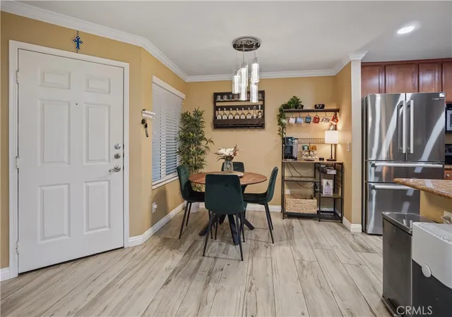 Listing Photo 5 - Condo for sale in building located at 1030 Vis Del Cerro Dr, Corona, CA 92879 - Unit #104