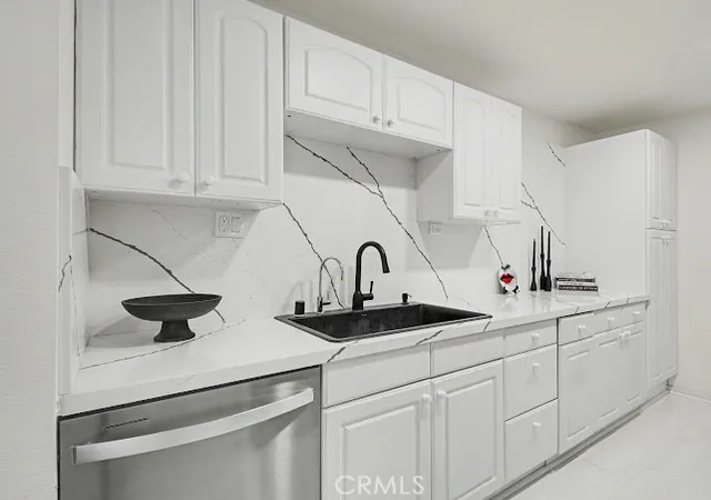 Listing Photo 3 - Condo for sale in building located at 23677 Park Capri, Calabasas, CA 91302 - Unit #20