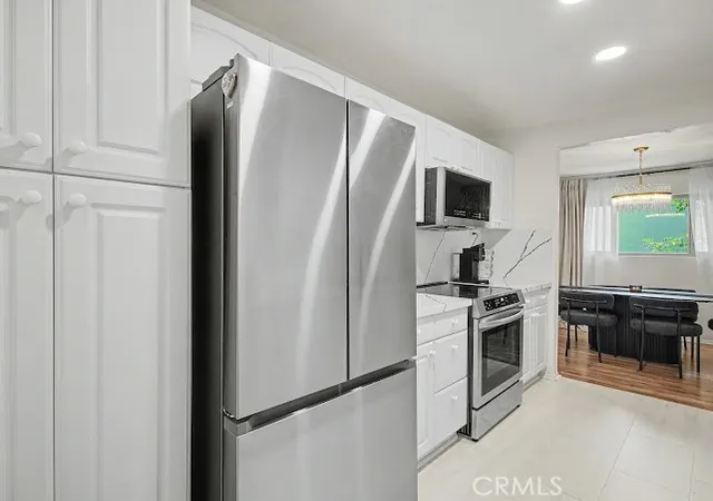Listing Photo 4 - Condo for sale in building located at 23677 Park Capri, Calabasas, CA 91302 - Unit #20