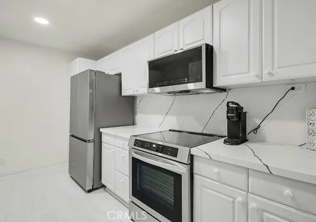 Listing Photo 5 - Condo for sale in building located at 23677 Park Capri, Calabasas, CA 91302 - Unit #20