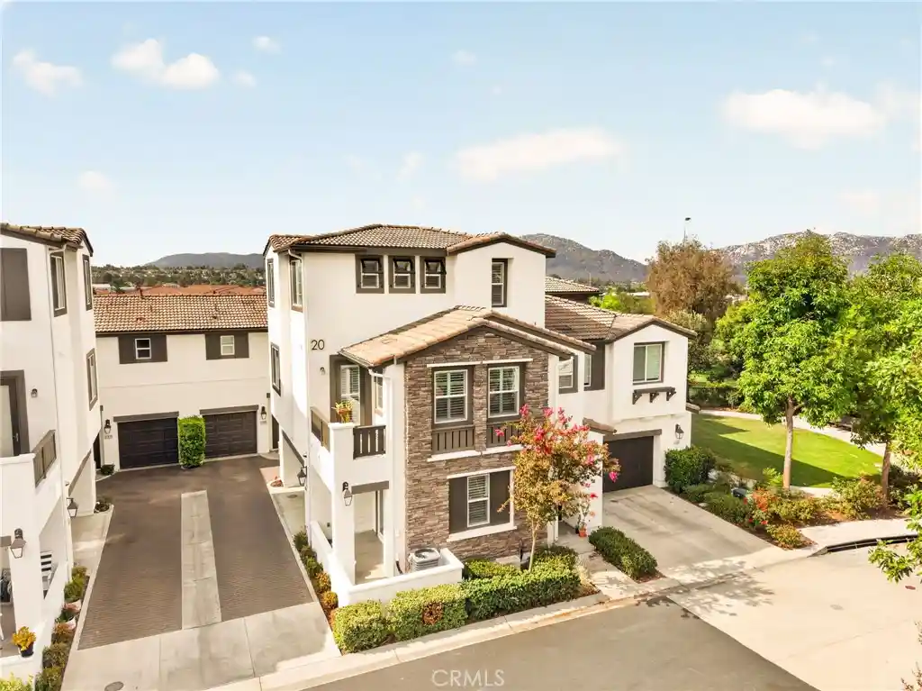 Listing Photo 2 - Condo for sale in 31865 Calle Luz located at 31865 Calle Luz, Temecula, CA 92592 - Unit 31865 Calle Luz