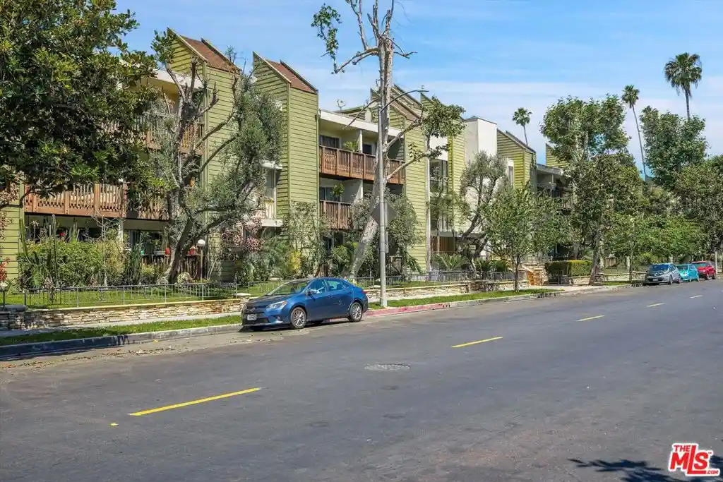 Listing Photo 2 - Condo for sale in Park Villas located at 525 S Ardmore Ave, Los Angeles, CA 90020 - Unit #335