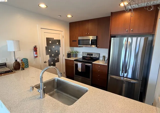 Listing Photo 3 - Condo for sale in building located at 585 9Th St, Oakland, CA 94607 - Unit #335