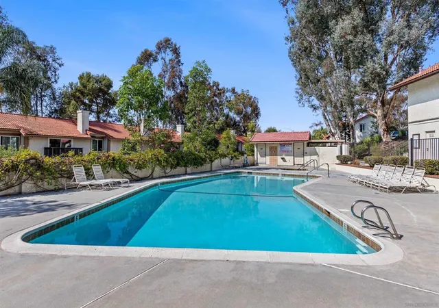 Listing Photo 4 - Condo for sale in building located at 321 Windy Ln, Vista, CA 92083