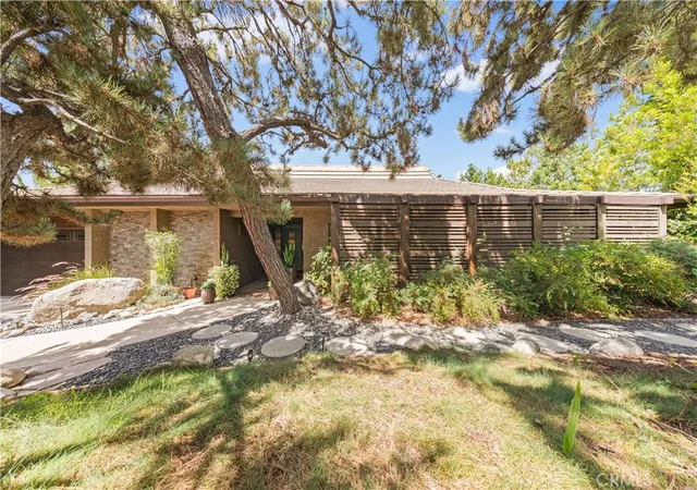 Photo 3 of Single family home for sale at 2275 N La Paz, Claremont, CA 91711 | MLS# CV26167655 | Listing updated on 2026-09-24