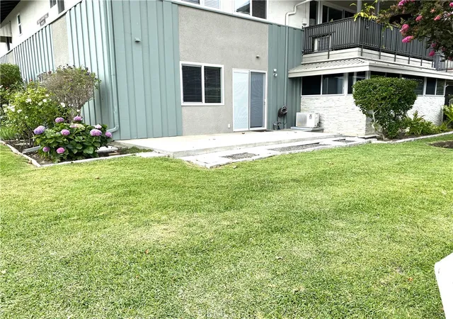 Listing Photo 1 - Condo for sale in building located at 1920 Mckinney Wy M15 17c, Seal Beach, CA 90740