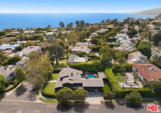 Photo 4 of Single family home for sale at 14901 Ramos Pl, Pacific Palisades, CA 90272 | MLS# 26871363 | Listing updated on 2026-09-23