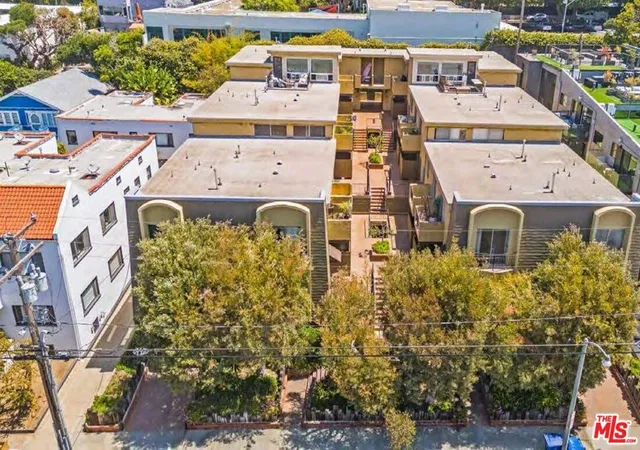 Photo 3 of Sale Pending at 2727 3rd Street, Santa Monica, CA 90405 | MLS# 26871967 | Listing updated on 2026-10-01