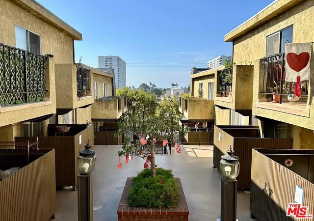 Photo 6 of Sale Pending at 2727 3rd Street, Santa Monica, CA 90405 | MLS# 26871967 | Listing updated on 2026-10-01