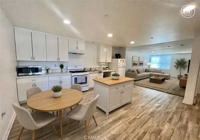 Listing Photo 1 - Condo for sale in building located at 122 Veteran Pl, Palmdale, CA 93550 - Unit #