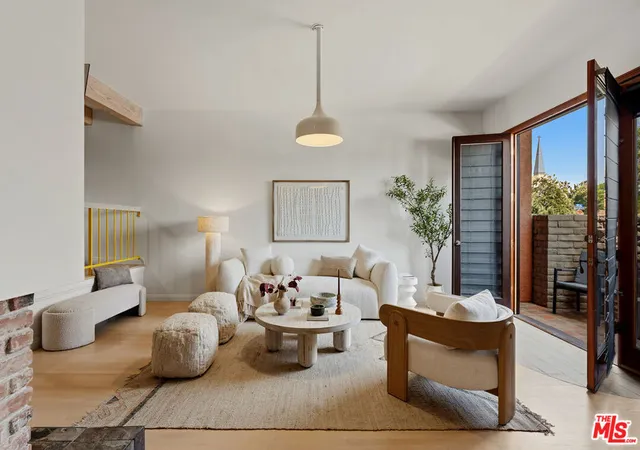 Photo 2 of Sale Pending at 958 18th Street #4, Santa Monica, CA 90403 | MLS# 26871193 | Listing updated on 2026-10-01