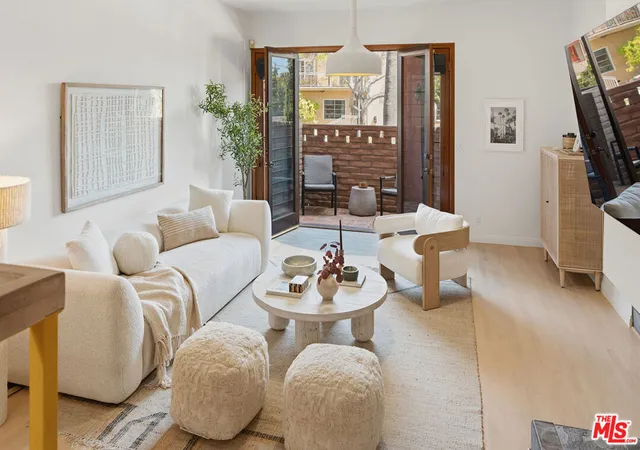 Photo 3 of Sale Pending at 958 18th Street #4, Santa Monica, CA 90403 | MLS# 26871193 | Listing updated on 2026-10-01
