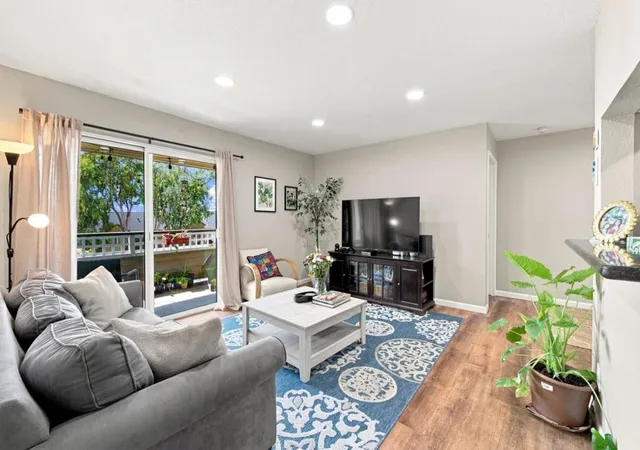 Listing Photo 2 - Condo for sale in building located at 680 Dartmore Ln, Hayward, CA 94544 - Unit #259