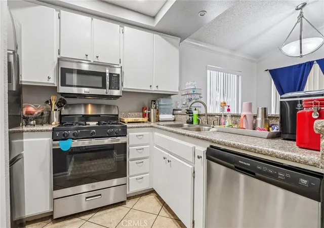 Listing Photo 3 - Condo for sale in building located at 998 La Costa Dr, Corona, CA 92879 - Unit #M204