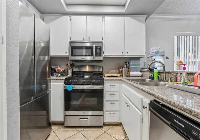 Listing Photo 4 - Condo for sale in building located at 998 La Costa Dr, Corona, CA 92879 - Unit #M204