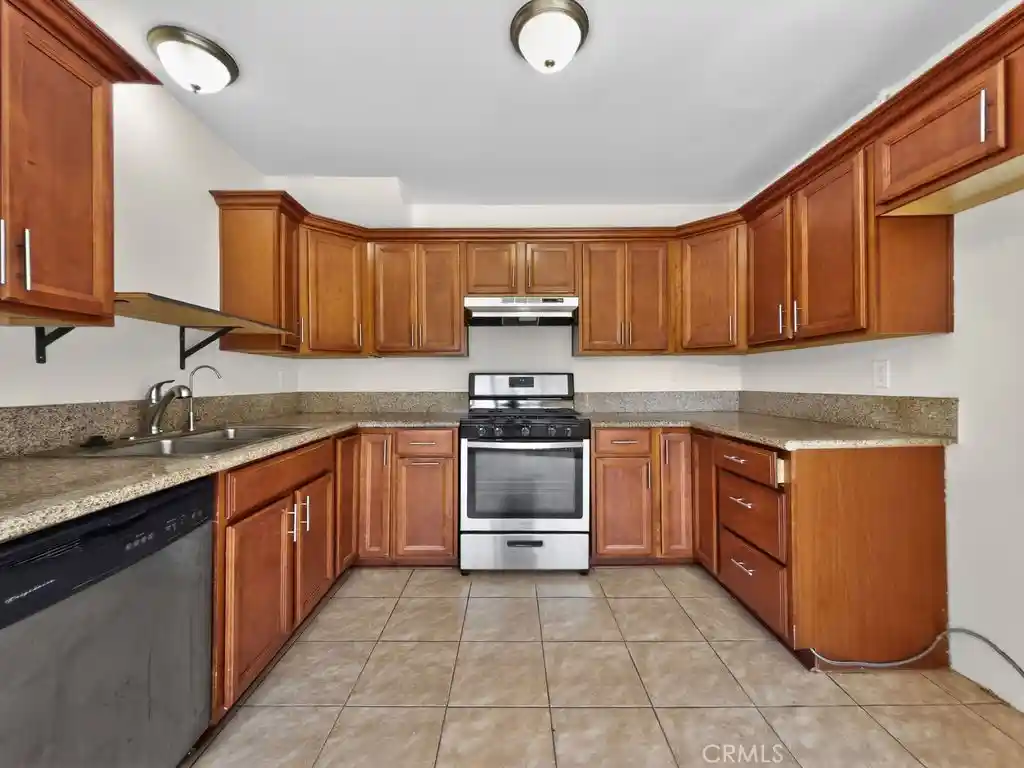 Listing Photo 2 - Condo for sale in 1381 S Walnut located at 1381 S Walnut, Anaheim, CA 92802 - Unit #2304