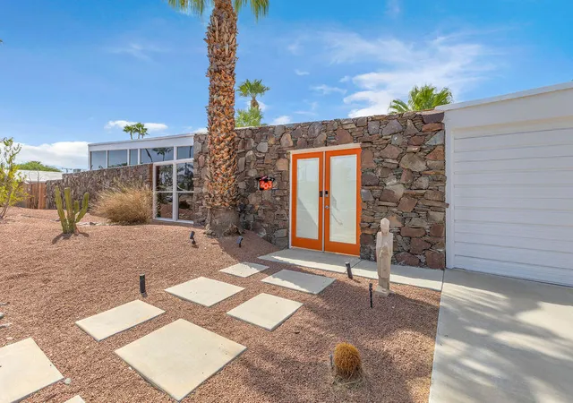 Photo 3 of Single family home for sale at 403 E Desert Willow Cir, Palm Springs, CA 92262 | MLS# 219151401PS | Listing updated on 2026-10-02