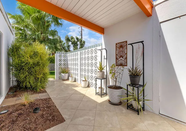 Photo 4 of Single family home for sale at 403 E Desert Willow Cir, Palm Springs, CA 92262 | MLS# 219151401PS | Listing updated on 2026-10-02