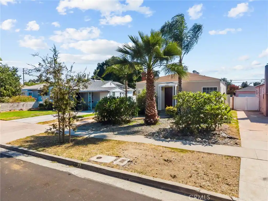 Single family home for sale at 1733 S Carmelina Ave, Los Angeles, CA 90025 | MLS# SR26175315