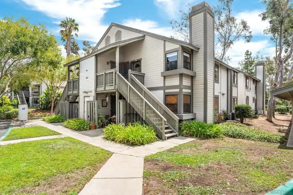 Listing Photo 1 - Condo for sale in 1953 Wellington Ln located at 1953 Wellington Ln, Vista, CA 92081 - Unit 1953 Wellington Ln