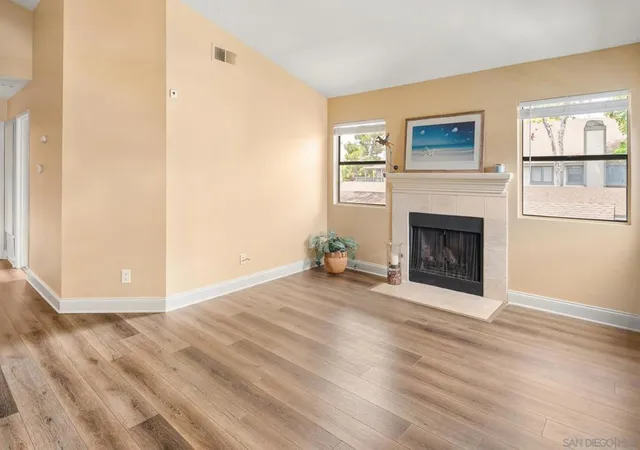 Listing Photo 4 - Condo for sale in building located at 1953 Wellington Ln, Vista, CA 92081 - Unit #4