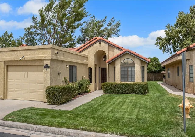 Photo 1 of Sale Pending at 19064 Elm Dr, Apple Valley, CA 92308 | MLS# HD26178384 | Listing updated on 2026-09-23