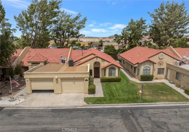Photo 3 of Sale Pending at 19064 Elm Dr, Apple Valley, CA 92308 | MLS# HD26178384 | Listing updated on 2026-09-23