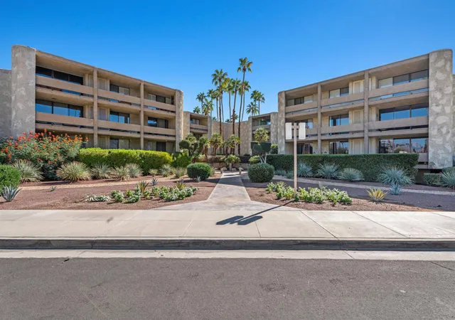 Listing Photo 4 - Condo for sale in building located at 1630 La Reina Wy, Palm Springs, CA 92264 - Unit #3c