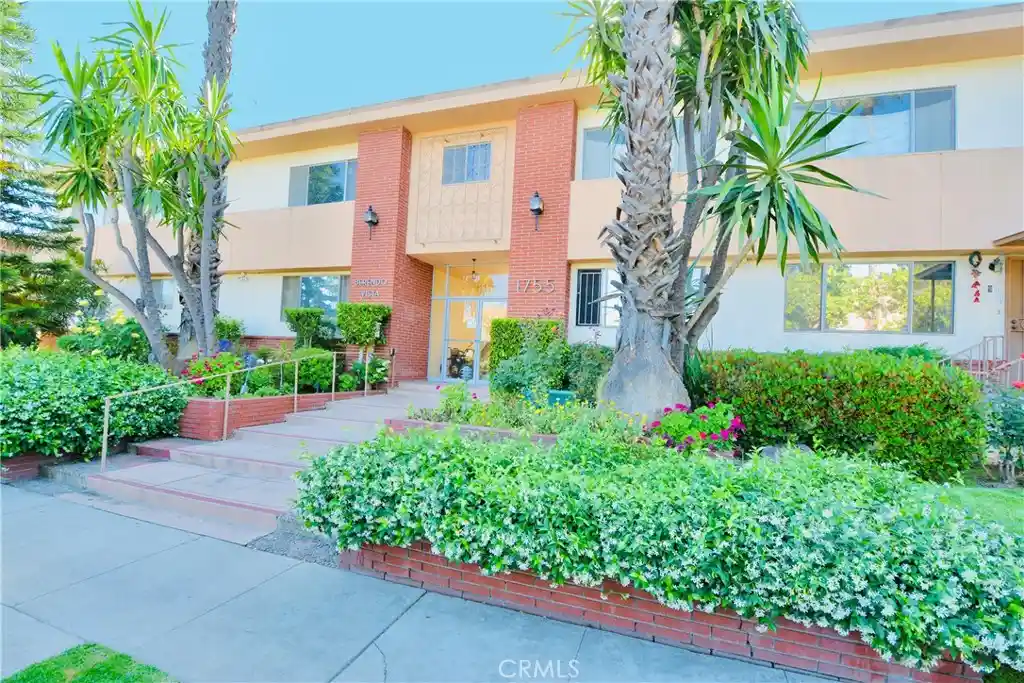 Listing Photo 2 - Condo for sale in 1755 N Berendo located at 1755 N Berendo, Los Angeles, CA 90027 - Unit #28