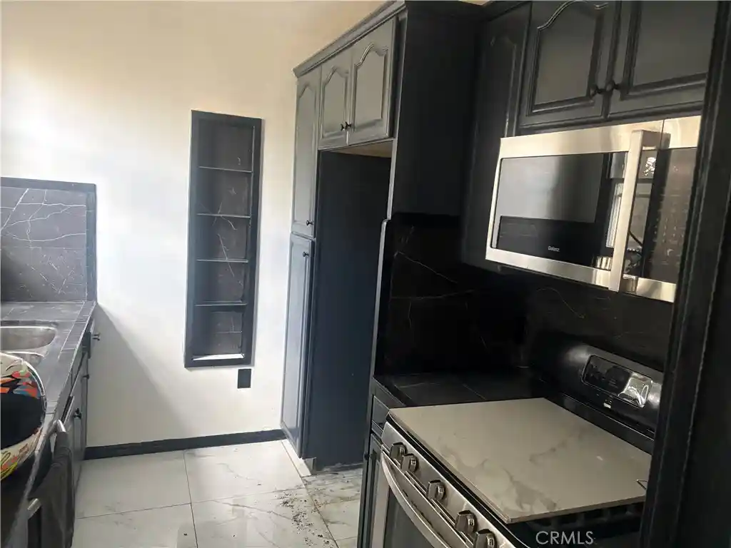 Listing Photo 2 - Condo for sale in 525 E Maple located at 525 E Maple, Glendale, CA 91205 - Unit 525 E Maple