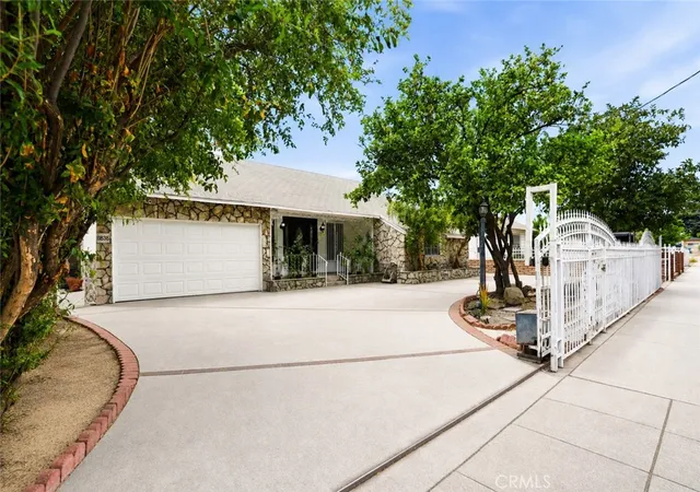 Single family home for sale at 11840 Gilmore, North Hollywood, CA 91606 | MLS# SR26178782