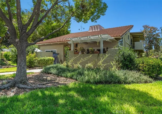 Listing Photo 2 - Condo for sale in building located at 2164 Via Mariposa E, Laguna Woods, CA 92637 - Unit #B