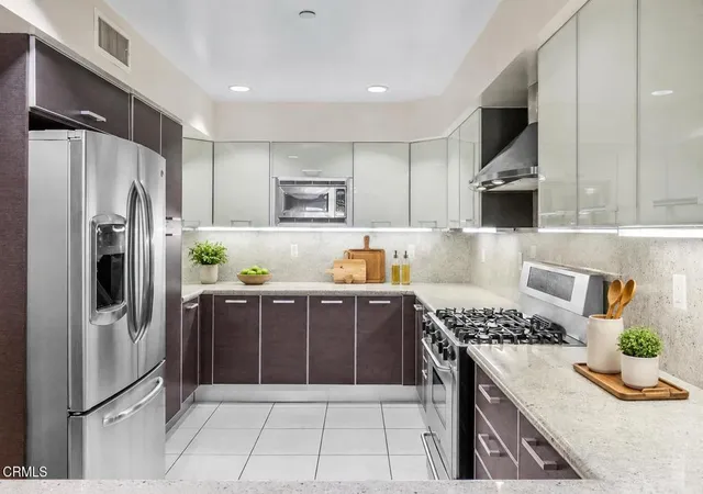 Listing Photo 1 - Condo for sale in building located at 1353 N Fuller Ave, Los Angeles, CA 90046 - Unit #204