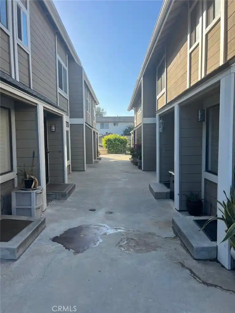 Listing Photo 2 - Condo for sale in 1162 Sycamore located at 1162 Sycamore, Tustin, CA 92780 - Unit 1162 Sycamore