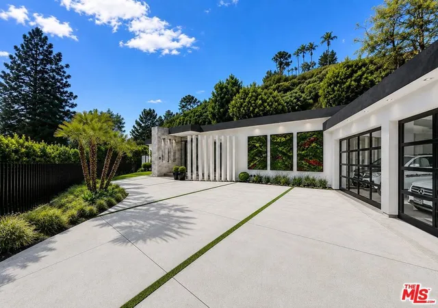 Photo 1 of Mansion for sale at 1049 Loma Vista Dr, Beverly Hills, CA 90210 | MLS# 26871091 | Listing updated on 2026-09-30