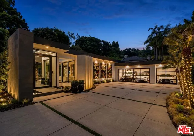Photo 2 of Mansion for sale at 1049 Loma Vista Dr, Beverly Hills, CA 90210 | MLS# 26871091 | Listing updated on 2026-09-30