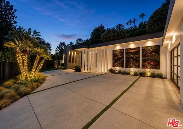 Photo 3 of Mansion for sale at 1049 Loma Vista Dr, Beverly Hills, CA 90210 | MLS# 26871091 | Listing updated on 2026-09-30