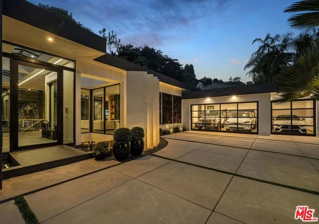 Photo 3 of Single family home for sale at 1049 Loma Vista Dr, Beverly Hills, CA 90210 | MLS# 26871091 | Listing updated on 2026-09-30