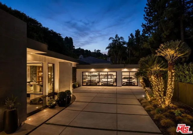 Photo 4 of Single family home for sale at 1049 Loma Vista Dr, Beverly Hills, CA 90210 | MLS# 26871091 | Listing updated on 2026-09-30