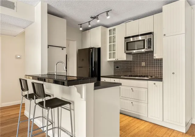 Condo for sale at 421 S La Fayette Park #406, Los Angeles, CA 90057 | MLS# LG26180035