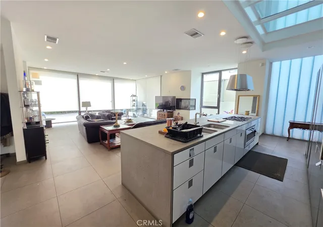 Photo 1 of Townhouse for sale at 9 Temple, Long Beach, CA 90803 | MLS# SB26180027 | Listing updated on 2026-10-10