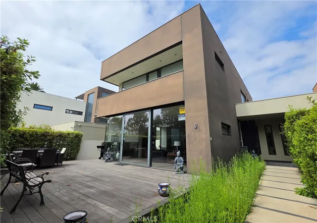 Photo 2 of Townhouse for sale at 9 Temple, Long Beach, CA 90803 | MLS# SB26180027 | Listing updated on 2026-10-10
